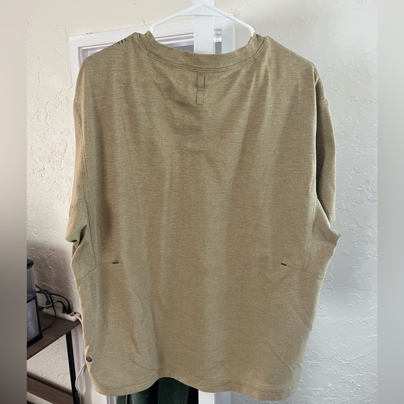 Men’s Lululemon L Train T-Shirt - Picture 2 of 5